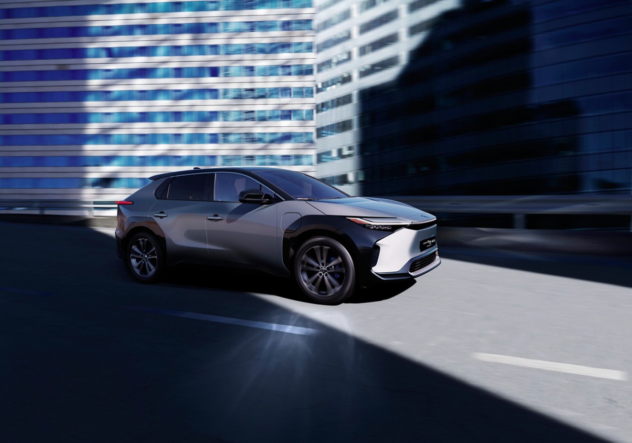 Toyota SUV im Licht, im Hintergrund Gebäude
