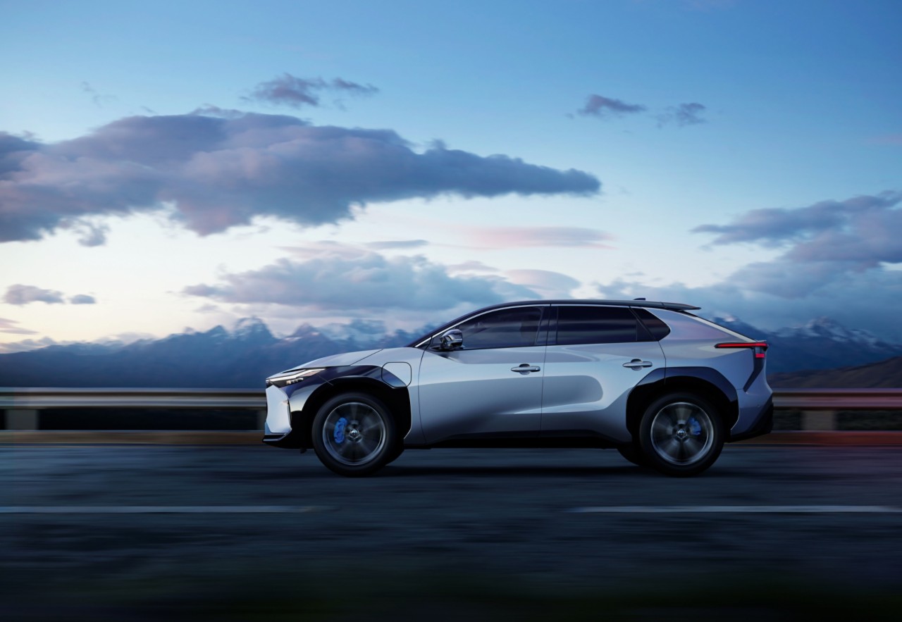 Silberner Toyota SUV im Hintergrund blauer Himmel mit Wolken