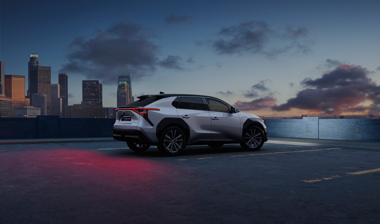 Toyota Auto auf Parkplatz bei Dämmerung