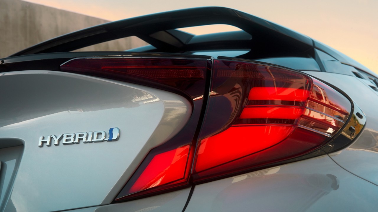 Hybrid Logo auf Toyota C-HR