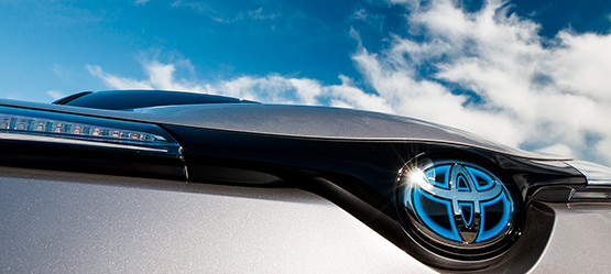 Toyota Motorhaube mit blauem Logo