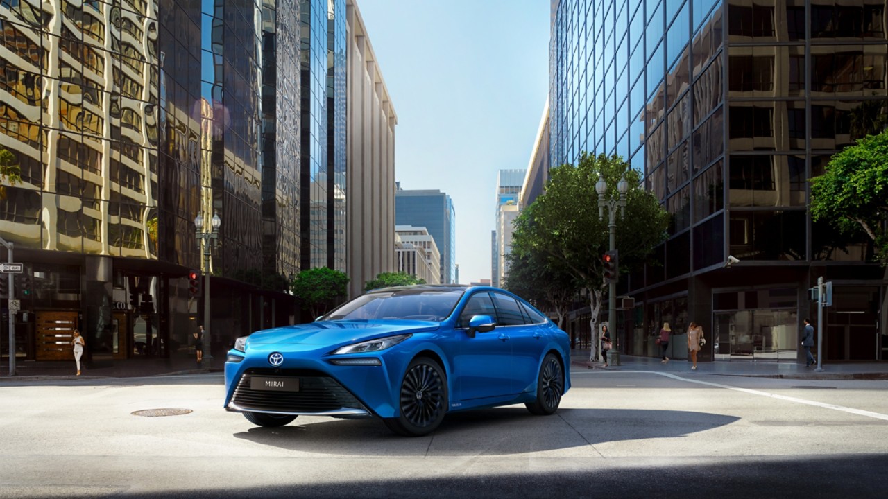 Blauer Toyota Mirai steht auf Straße