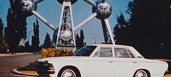 Der Toyopet Crown vor dem Atomium in Brüssel, Belgien.