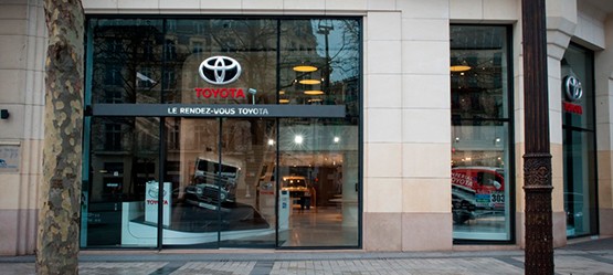 1998: Der „Le Rendez-Vous Toyota“-Showroom wird in Frankreich eröffnet (geschlossen im Oktober 2017). 