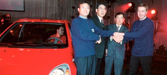 2001: Der erste Yaris „Made in Europe“ läuft im französischen Toyota-Werk in Valenciennes vom Band.