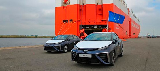 2015: Europa begrüßt den neuen Toyota Mirai, der weltweit ersten Limousine mit Brennstoffzellen-Antrieb aus Serienproduktion.