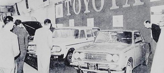 1966: Wir zeigen den Toyota Corona und den Crown auf der Paris Motor Show.