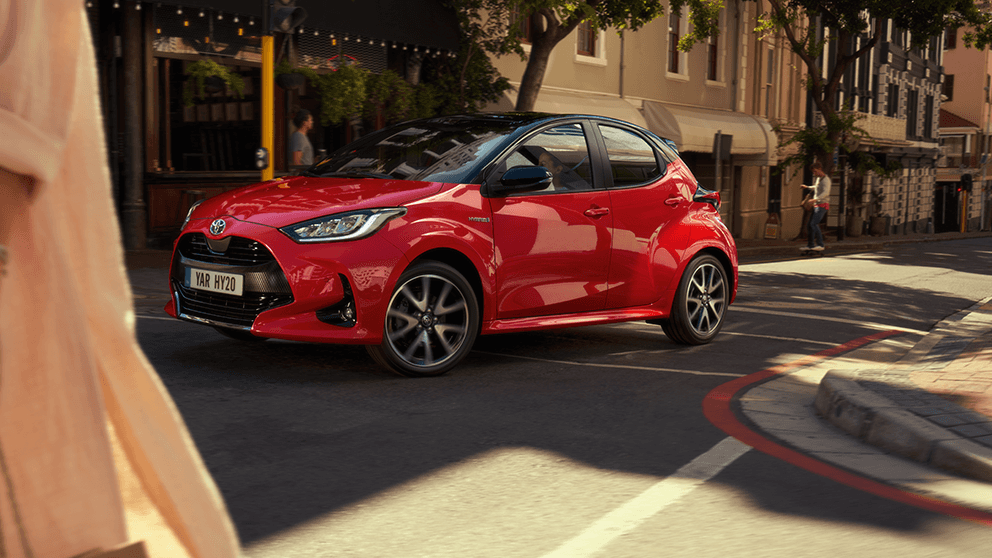 Toyota Yaris im Schatten auf der Straße