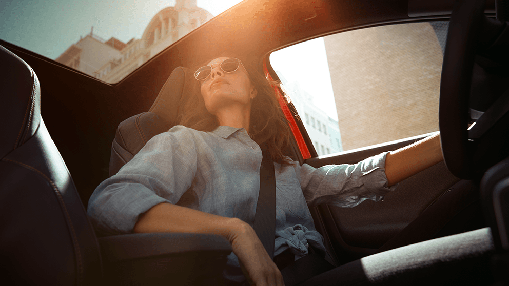 Eine Frau sitzt in einem Toyota Yaris