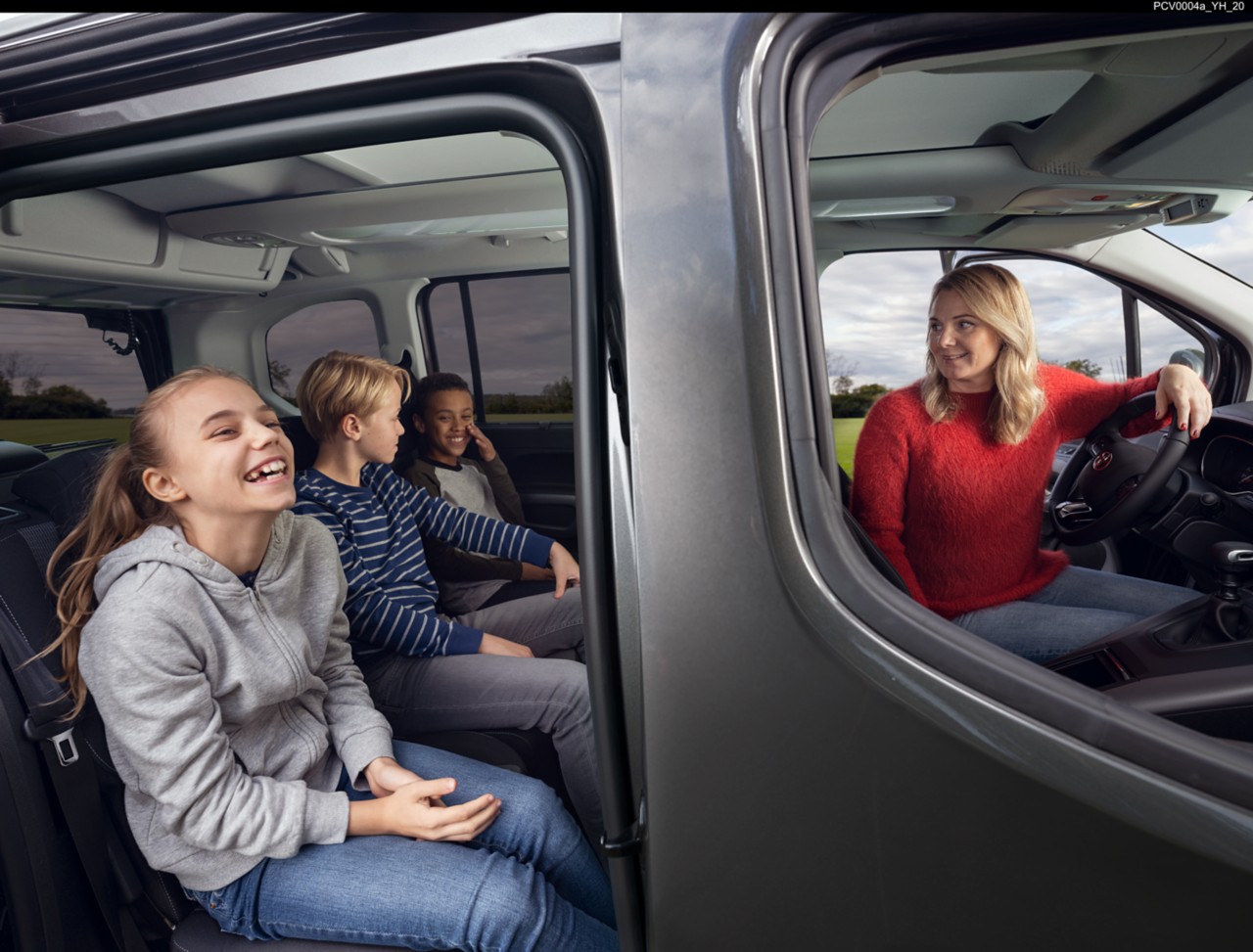 Kinder sitzen im Proace City Verso